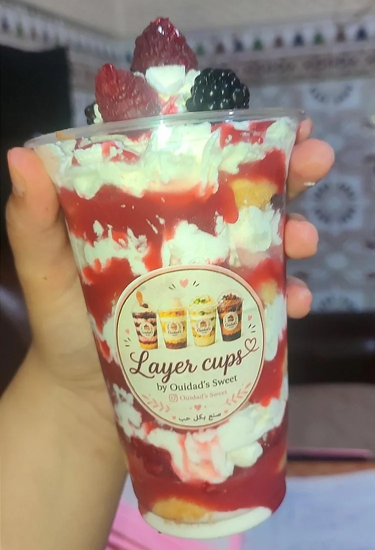 Layer Cup fruits rouges devant un zellige