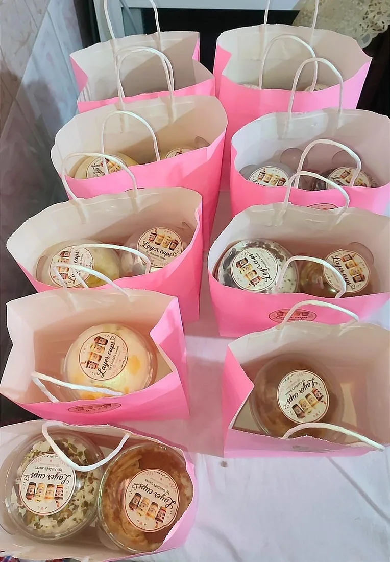 Sacs roses remplis de commandes
