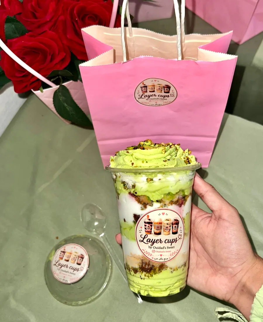 Layer Cup Pistache devant son sac rose